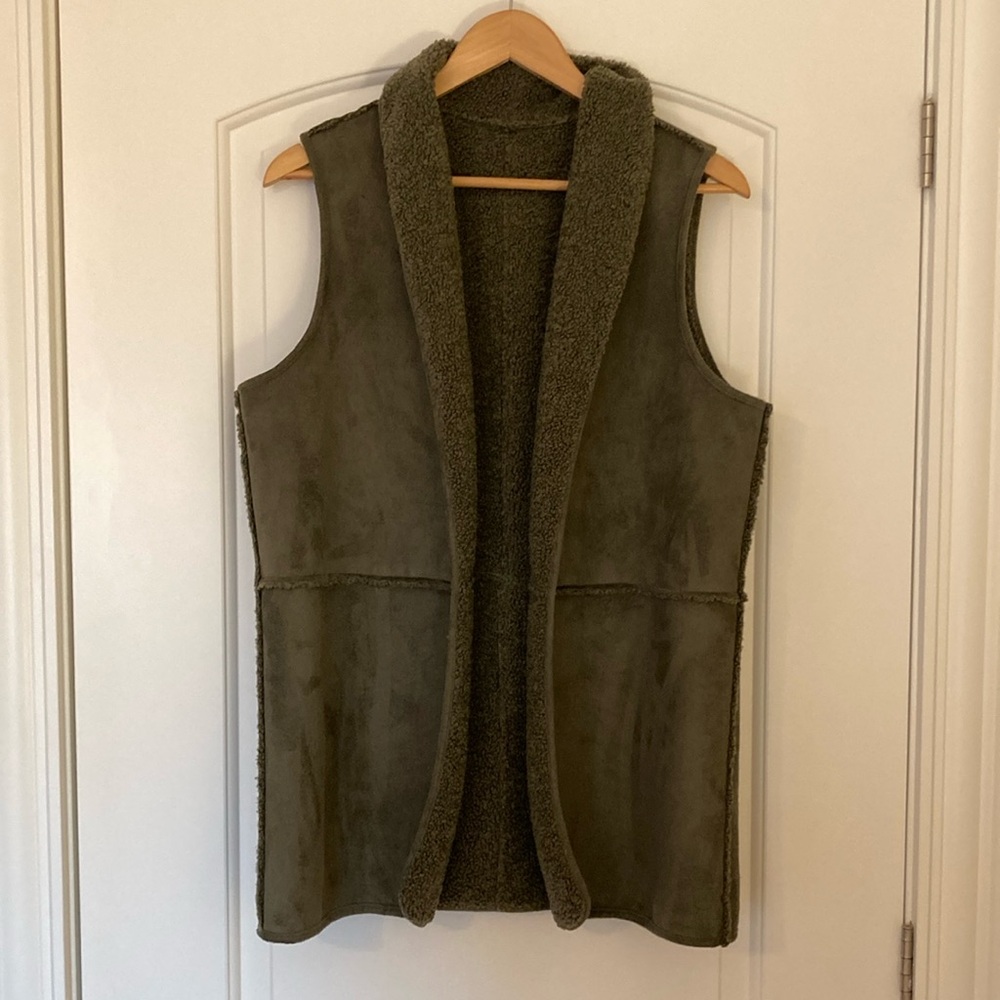 Faux Suede Women’s Cozy Reversible Vest Sherpa Lining Army Green EUC